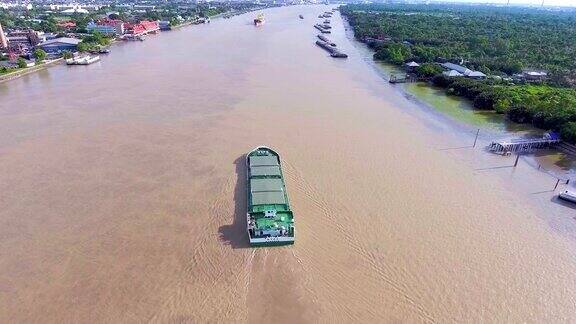 鸟瞰图的海上集装箱船在河曼谷泰国