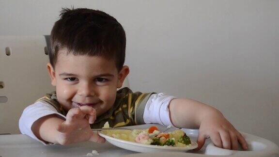 脾气暴躁的两岁小男孩玩食物拒绝吃东西