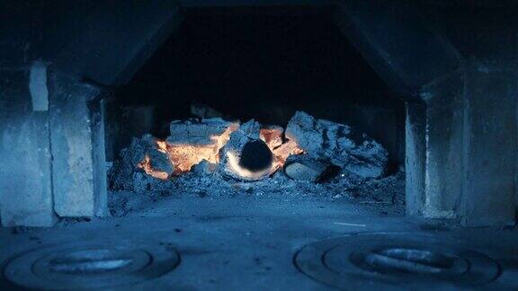 在古老的俄罗斯传统火炉中燃烧木材