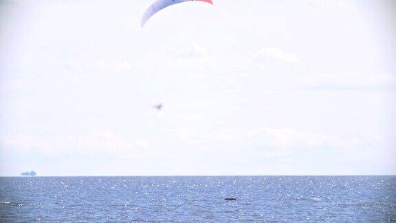 风筝冲浪者在风筝板上坠入大海