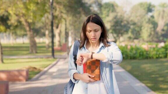 印度女孩上课迟到了在地上快速移动