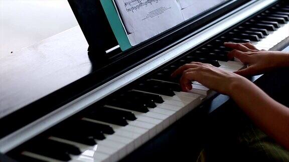 小女孩学习弹钢琴