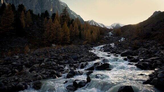 瀑布般的白水石山河流经西伯利亚高原美丽的自然景观