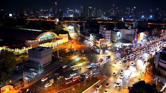 泰国曼谷华兰芳十字路口和华兰芳火车站夜间的交通状况