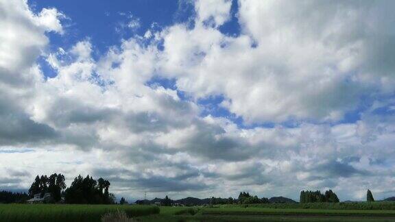 青空　タイムラプス　流れる雲