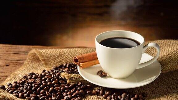一杯有烟和咖啡豆的咖啡