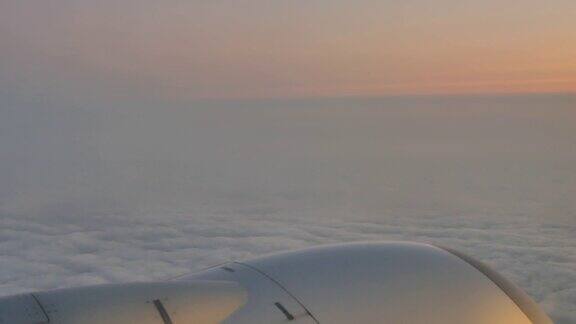 飞机引擎在云中