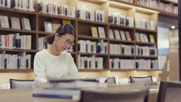 MS中成人学生独自在图书馆学习