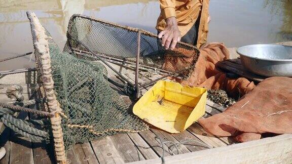 在独木舟内的捕蛤设备(近距离)