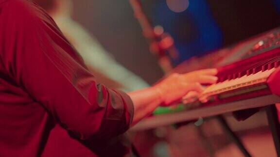 亚洲男性音乐家喜欢在夜总会玩键盘