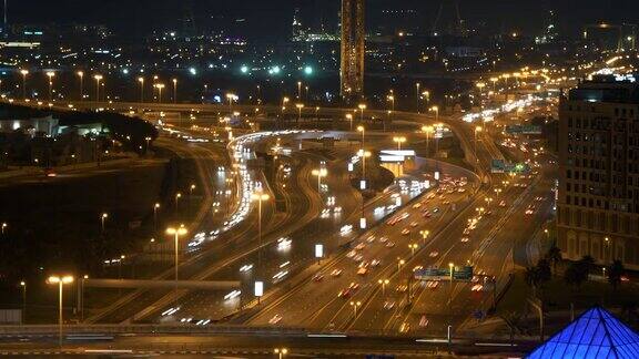 航拍的现代照明多车道公路系统与运输交通的夜晚