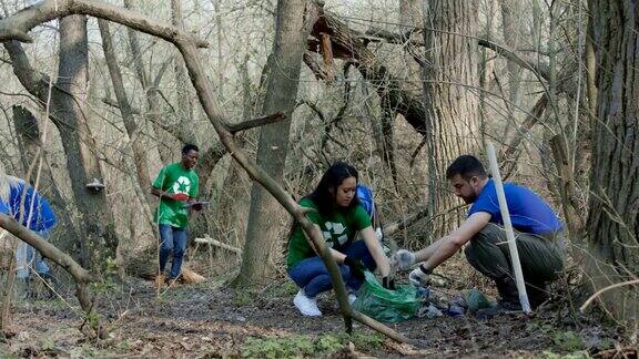 志愿者在树林里捡垃圾