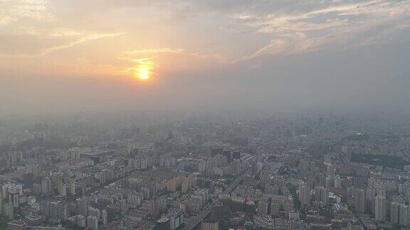 在美丽的夕阳下的建筑物和城市的航拍