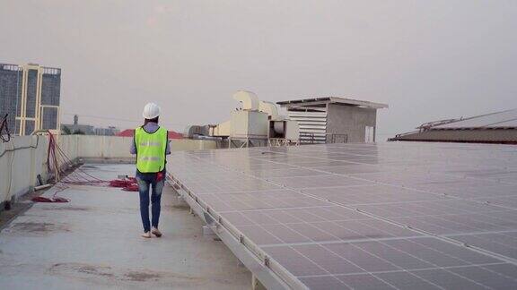 在太阳能电池板厂工作的亚洲女工程师