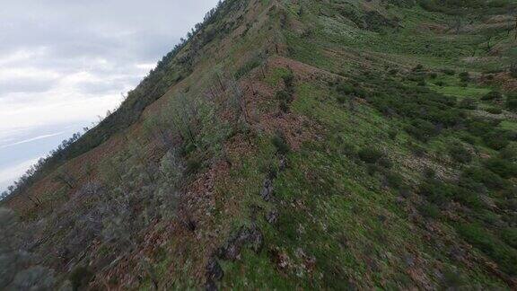 鸟瞰图火山口边缘呈层状陡坡向上的山脊岩石结构