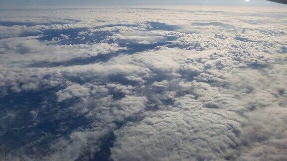 这架客机正飞过海洋和云层