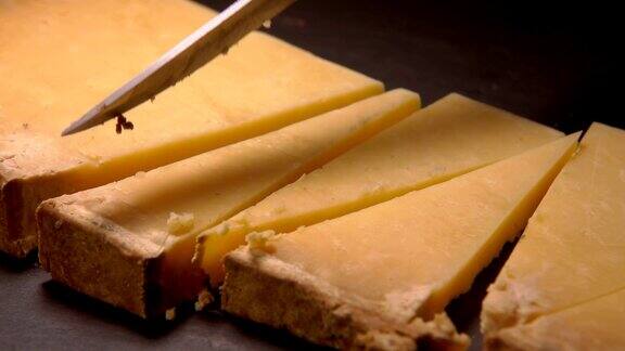切成三角形的法国帕尔玛干酪