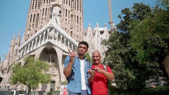 混血父亲和儿子在巴塞罗那享受城市假期