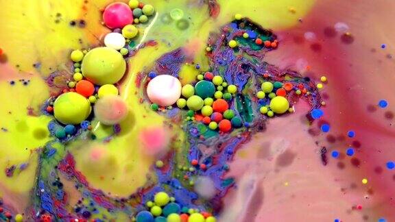 抽象彩色墨水背景湍流上的墨滴气泡