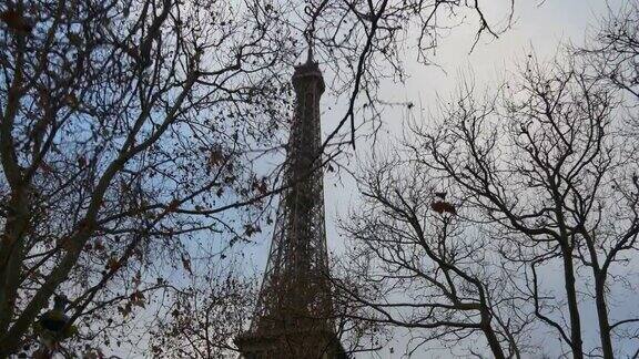 法国巴黎市内白天时间著名的埃菲尔铁塔公园树木全景4k