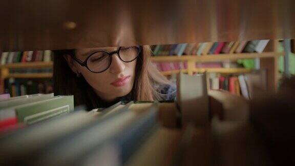 一个年轻漂亮的女人正在图书馆里看书学生与学习观念