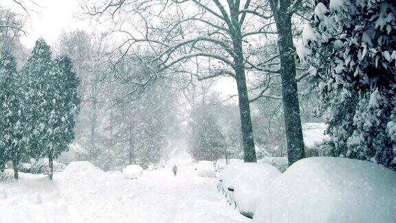 在暴风雪中一个人走在路上