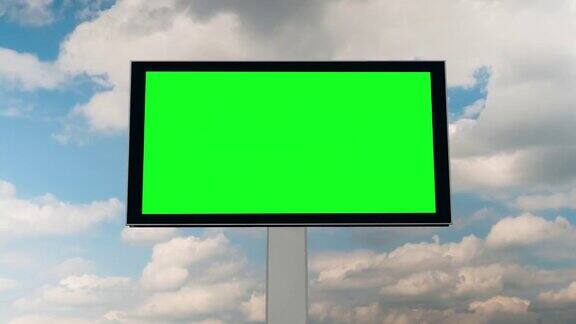 空白的绿色广告牌和移动的白云衬着蓝天-时间的流逝