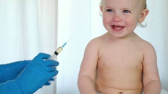 医生在诊所为婴儿接种疫苗小婴儿去打针儿科医生为新生儿接种疫苗婴幼儿疫苗儿童免疫儿童疫苗接种健康概念