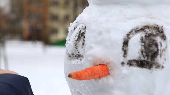 一个女人堆了一个雪人并用水彩画了它