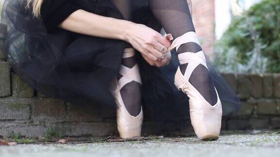 特写经典芭蕾舞女演员的腿在尖