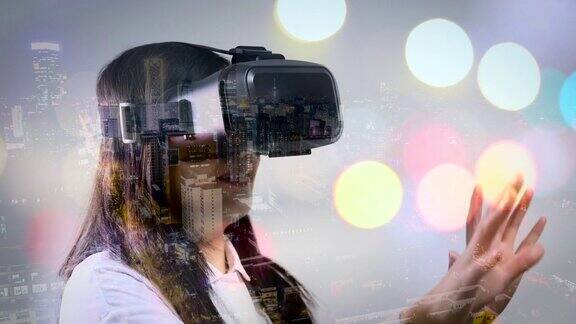 多名年轻女子戴着虚拟现实头盔