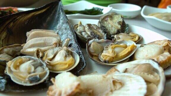 釜山Jagalchi鱼市场韩国餐厅的4K鲜蛤蜊