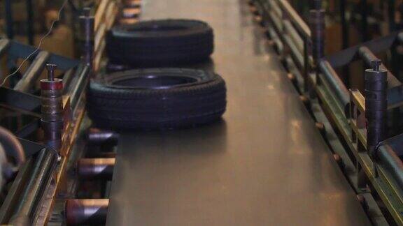 传送带与成品轮胎在工厂