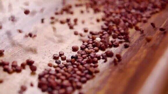 红色的藜麦种子落在木头表面宏在乡村木碗中干燥的谷物