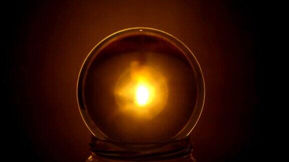 水晶球里的蜡烛的特写镜头