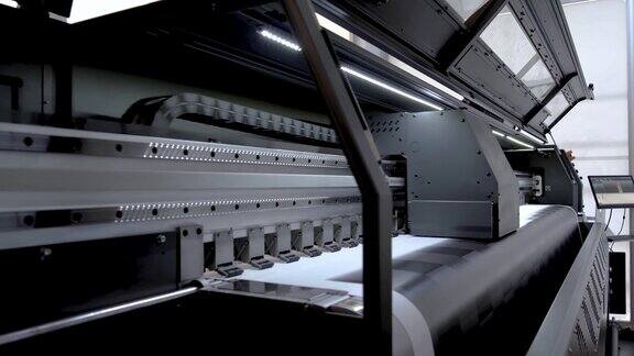 大型数字印刷机和移动打印头
