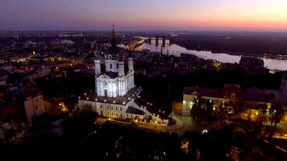 圣安德鲁教堂(基辅)乌克兰教堂的航拍照片从高处俯瞰城市景观基辅城市全景安德烈耶夫斯基基辅