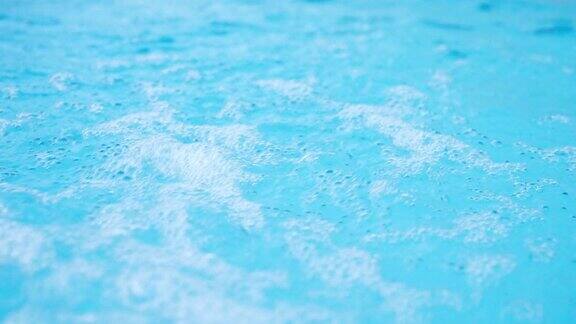 清洁蔚蓝的水面纹理在慢动作马赛克游泳池顶视图为蓝色暑假水蓝色背景