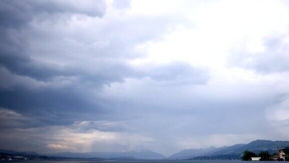 湖面上形成了戏剧性的风暴云