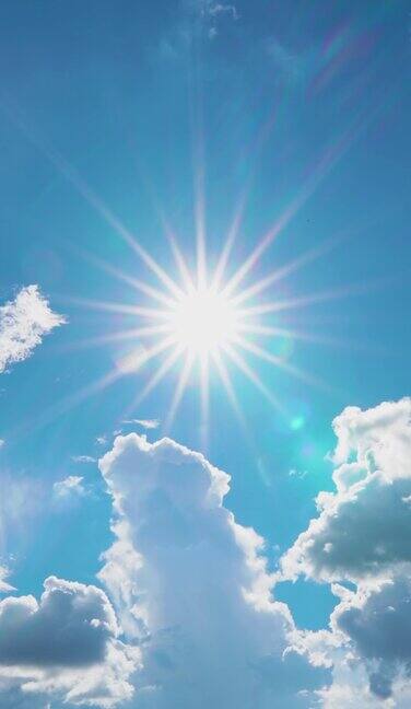 垂直时间流逝太阳和云在天空中移动阳光和阳光
