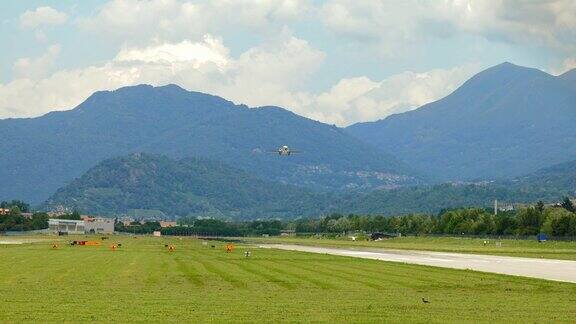 飞机从卢加诺机场起飞俯瞰山景蓝天白云