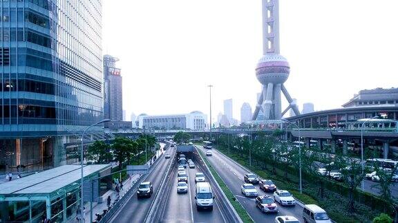 繁忙的交通现代化的建筑和上海的城市景观时光流逝
