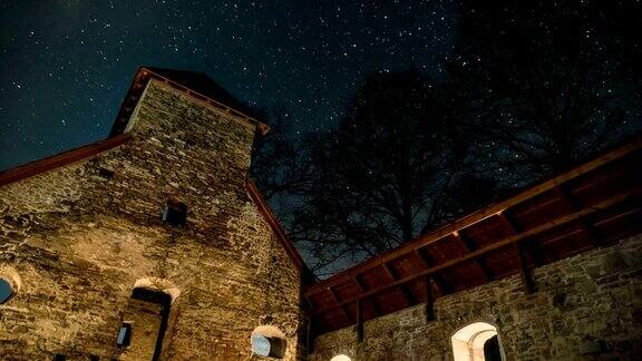 历史教堂废墟上的夜空时光流逝