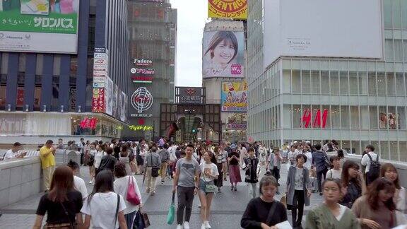 4K步行视角人们在日本大阪道顿堀行走