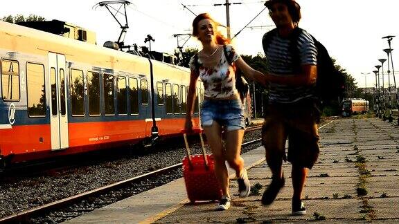 一对夫妇在火车站追火车的视频