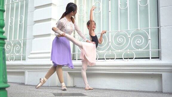 女孩在芭蕾舞教练的指导下练习芭蕾