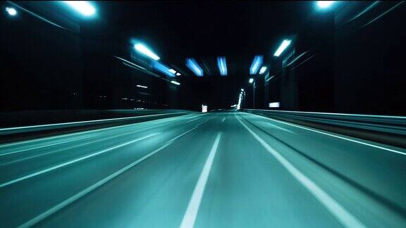 大城市附近夜间高速行驶时的运动时间间隔从车窗向道路的视野与车辆和路灯的灯光痕迹