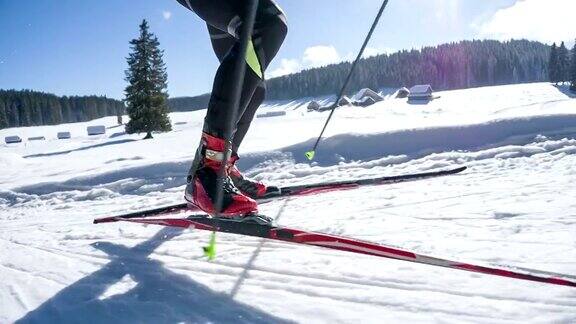 滑雪爱好者在滑雪场进行双板滑雪运动