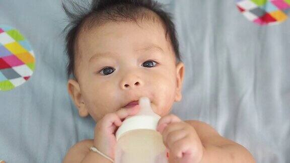 6个月的婴儿吸奶