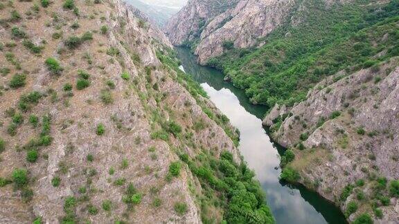 马其顿北部马特卡峡谷的航拍照片飞越斯科普里附近的马特卡大峡谷深河在下面流淌UHD4k